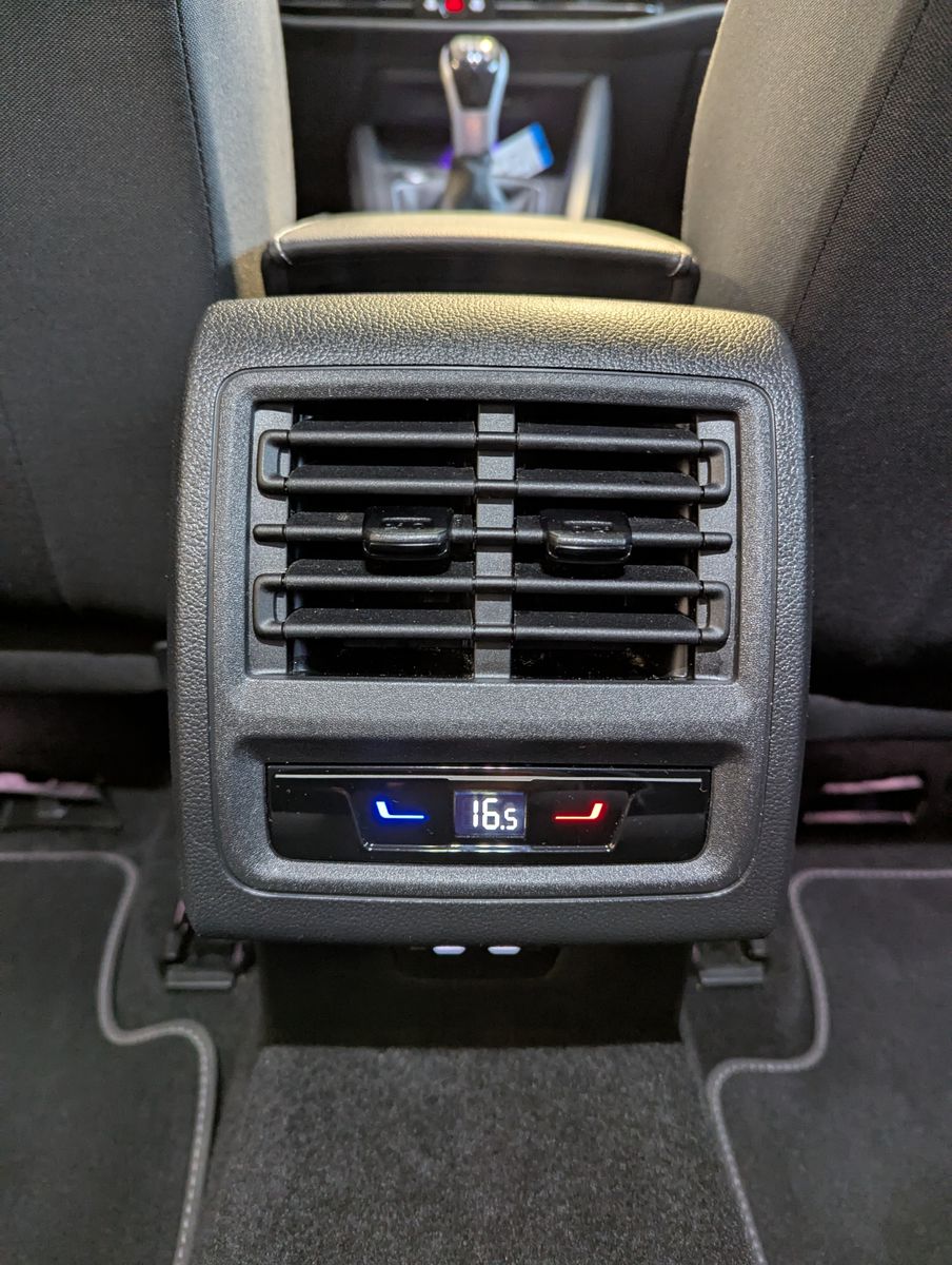 Fahrzeugabbildung Volkswagen Golf 1.5 TSI Matrix Kamera ACC Connect Plus