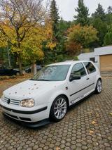 Volkswagen VW Golf 4  Benzin - Volkswagen Golf aus 2000: Golf4