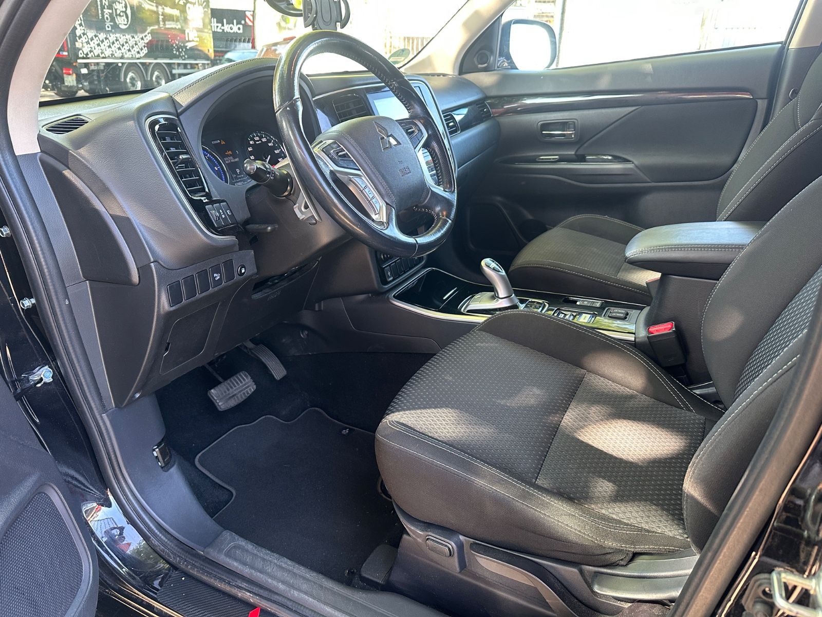 Fahrzeugabbildung Mitsubishi Outlander PHEV4WD*LED*TEMPO*CAM*PDC*SHZ