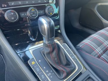 Fahrzeugabbildung Volkswagen Golf VII GTI Performance DSG NAVI LED Virtual