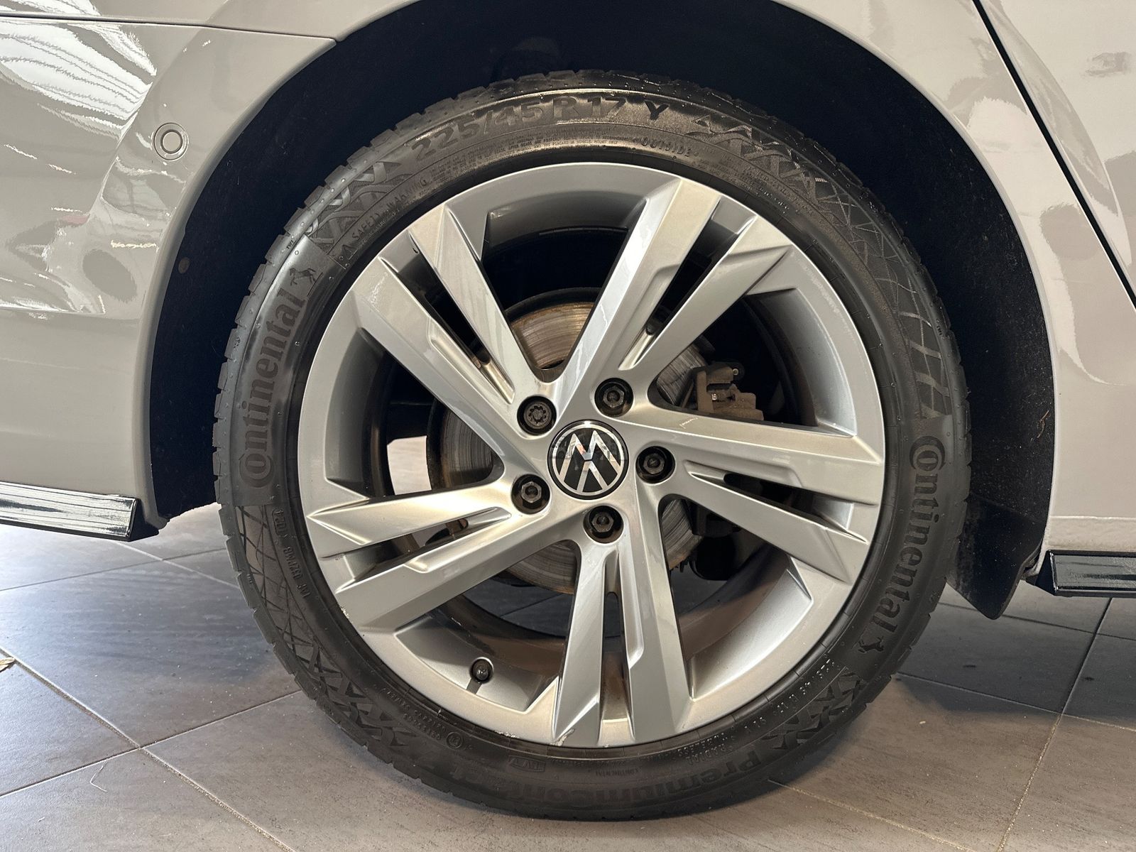 Fahrzeugabbildung Volkswagen Golf Variant 2.0 TDI DSG R-Line NAV+LED+AHK