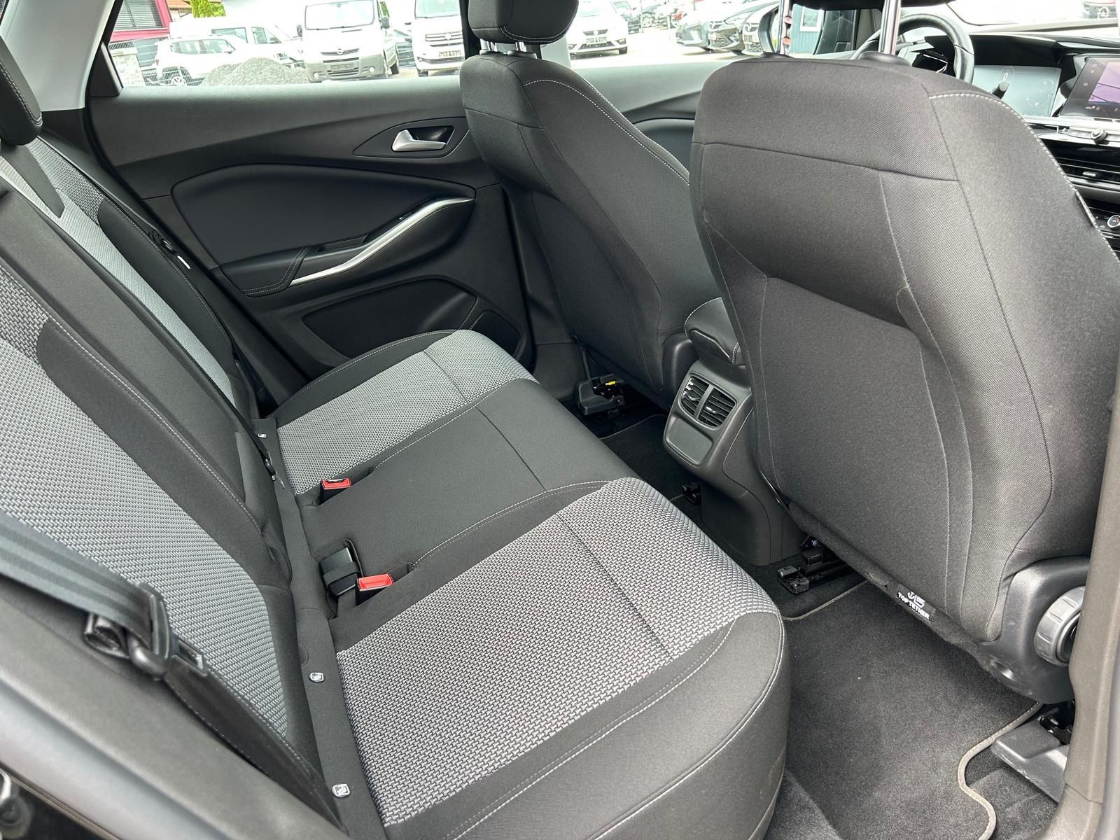 Fahrzeugabbildung Opel Grandland|Hybrid|4x4|AHK|1.Hand|LED|Standheizung