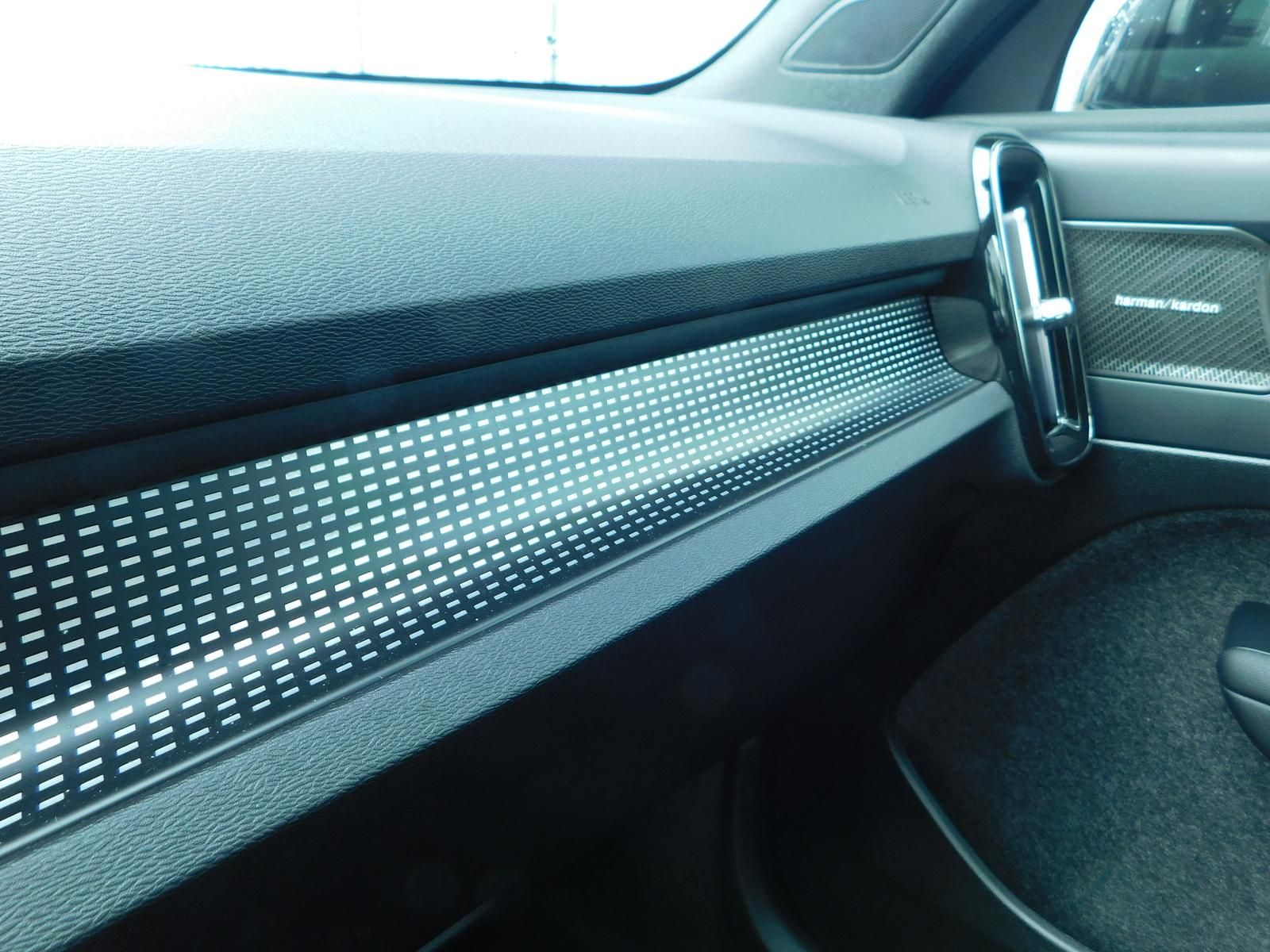 Fahrzeugabbildung Volvo XC40 B3 Ultra Black Editon "Glasdach,360°Cam"