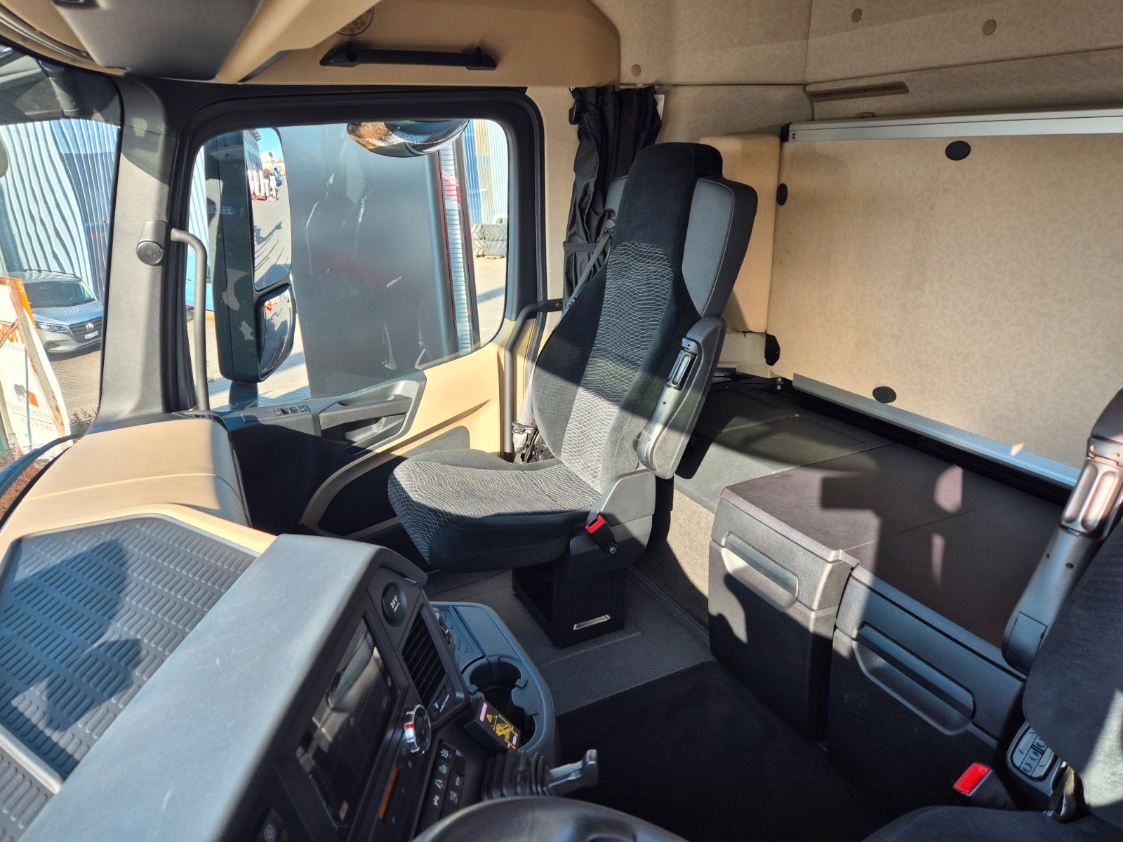 Fahrzeugabbildung Mercedes-Benz Arocs 2751 L 6x2/4 HAD Kurzholz Cranab TZ12.2