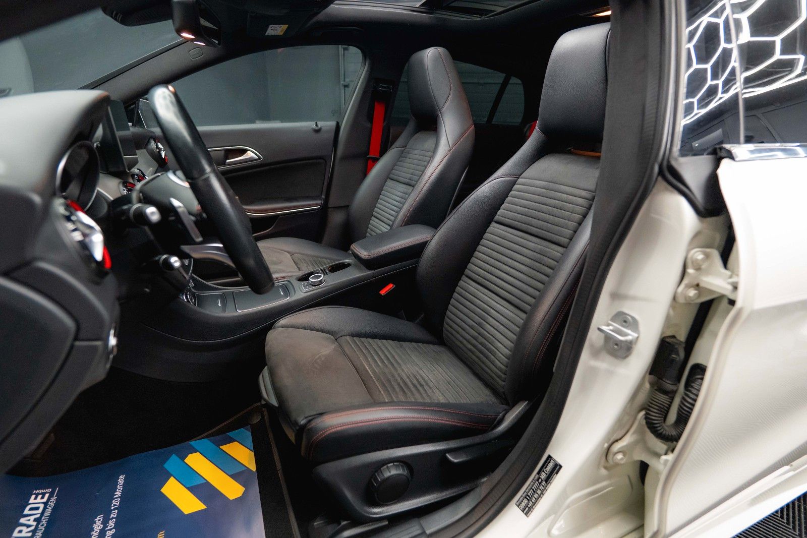 Fahrzeugabbildung Mercedes-Benz CLA 250 Shooting Brake 4Matic AMG Night Pano LED