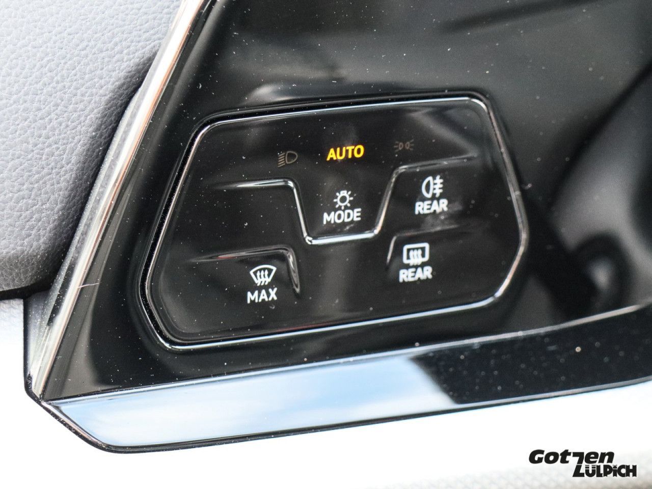 Fahrzeugabbildung Volkswagen Golf VIII Move 1.5 TSI Move Navi AHK Light LED