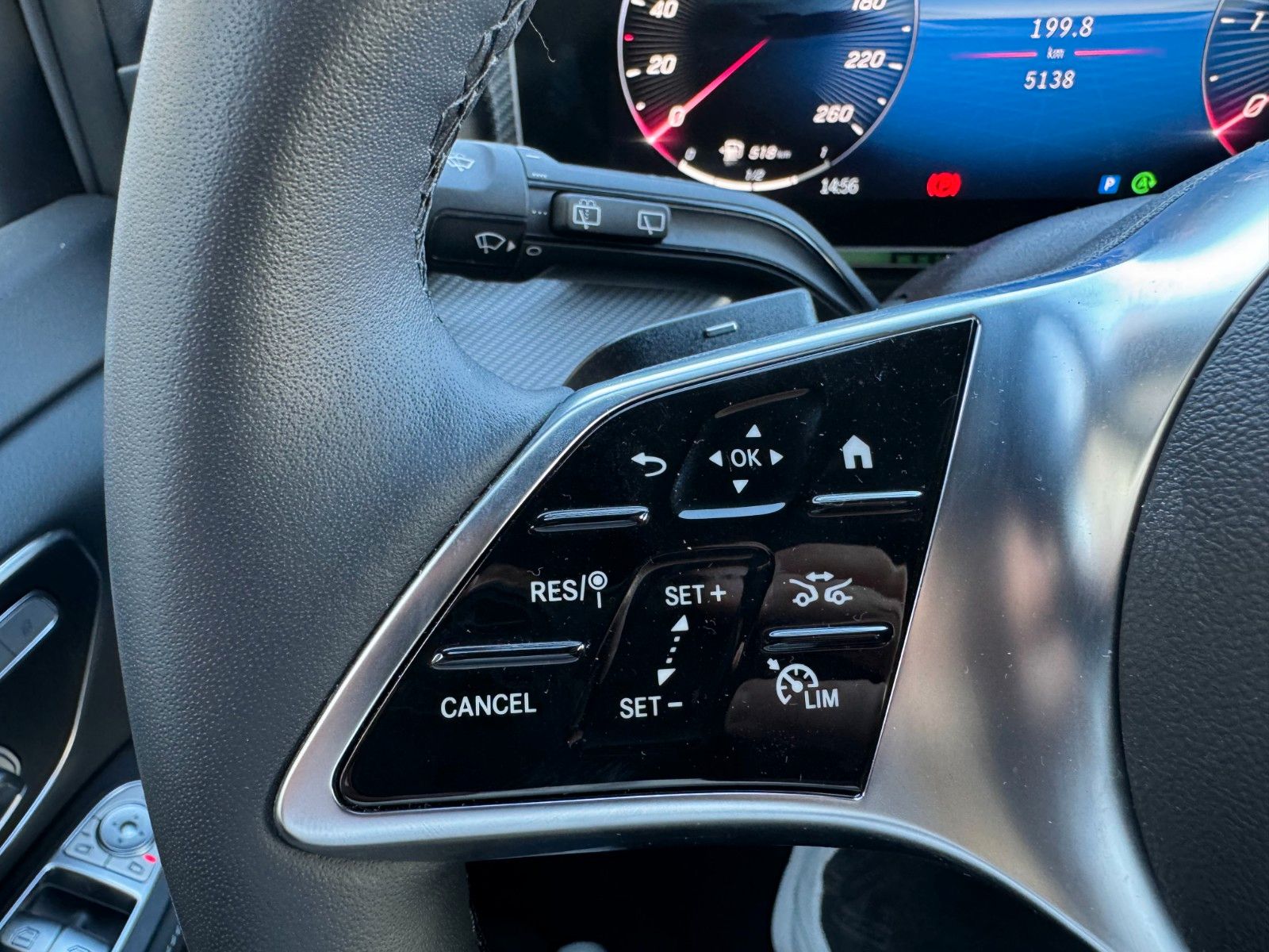 Fahrzeugabbildung Mercedes-Benz V 300 d 4MATIC EXCLUSIVE AMG Tische AHK2,5to