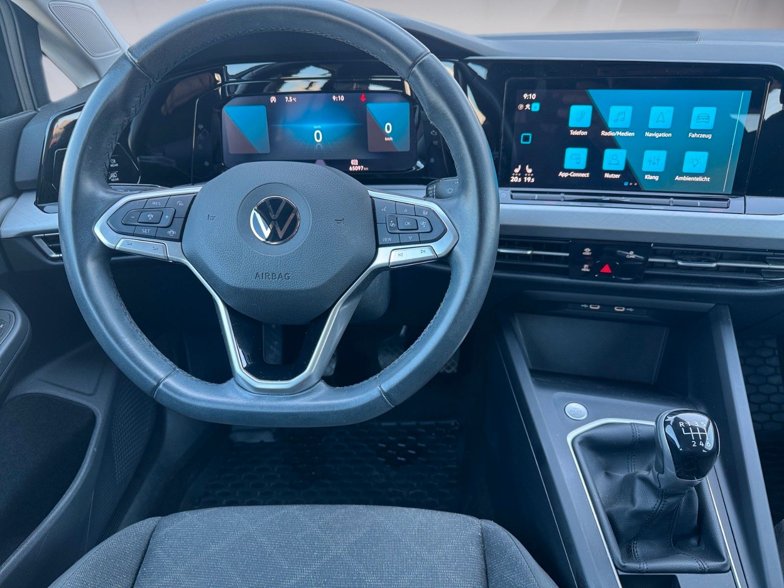 Fahrzeugabbildung Volkswagen Golf VIII Lim. Life 1.0 TSI