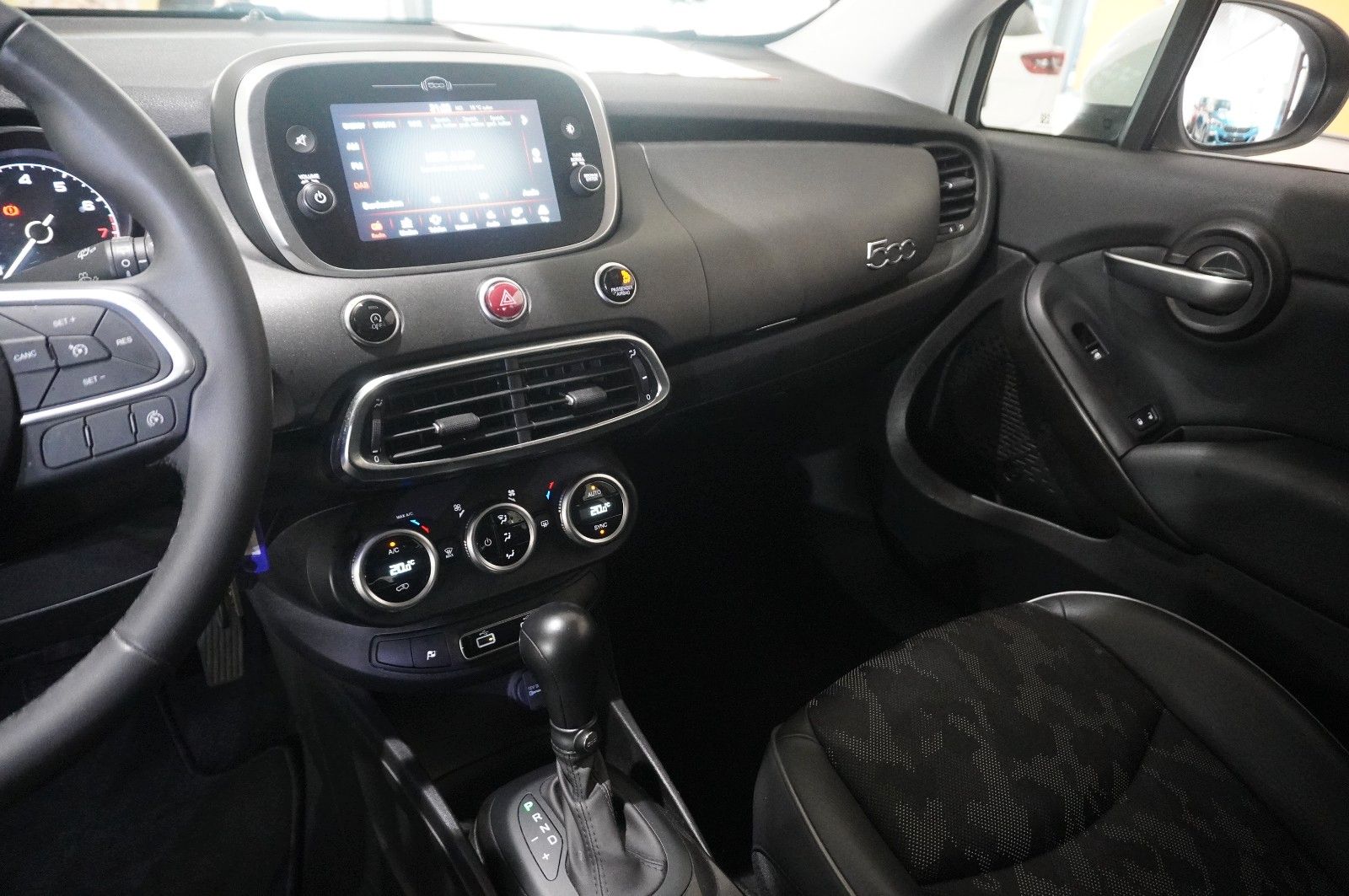 Fahrzeugabbildung Fiat 500X 1.3T CROSS DCT NAVI/LED/PDC/SPORT/TEMP/DAB+