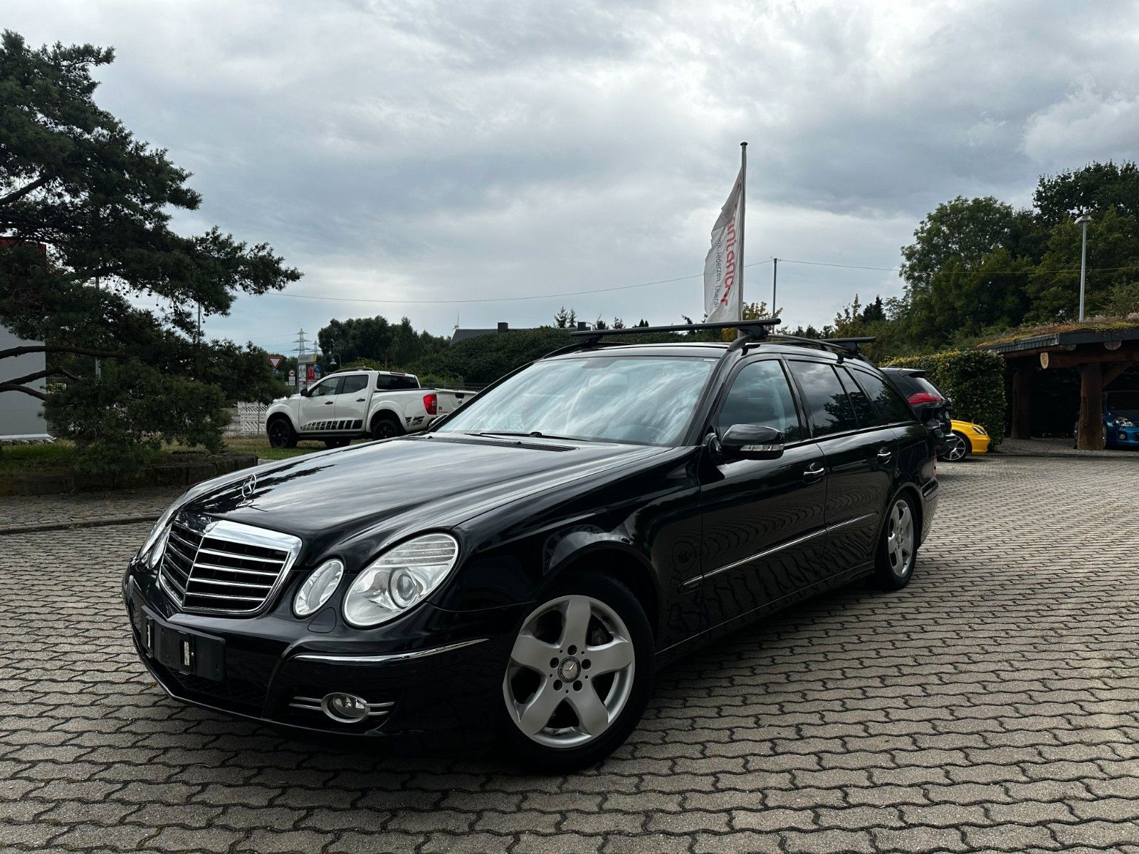 Fahrzeugabbildung Mercedes-Benz T-Modell E 230 Autom. / Navi / Luftfahrwerk