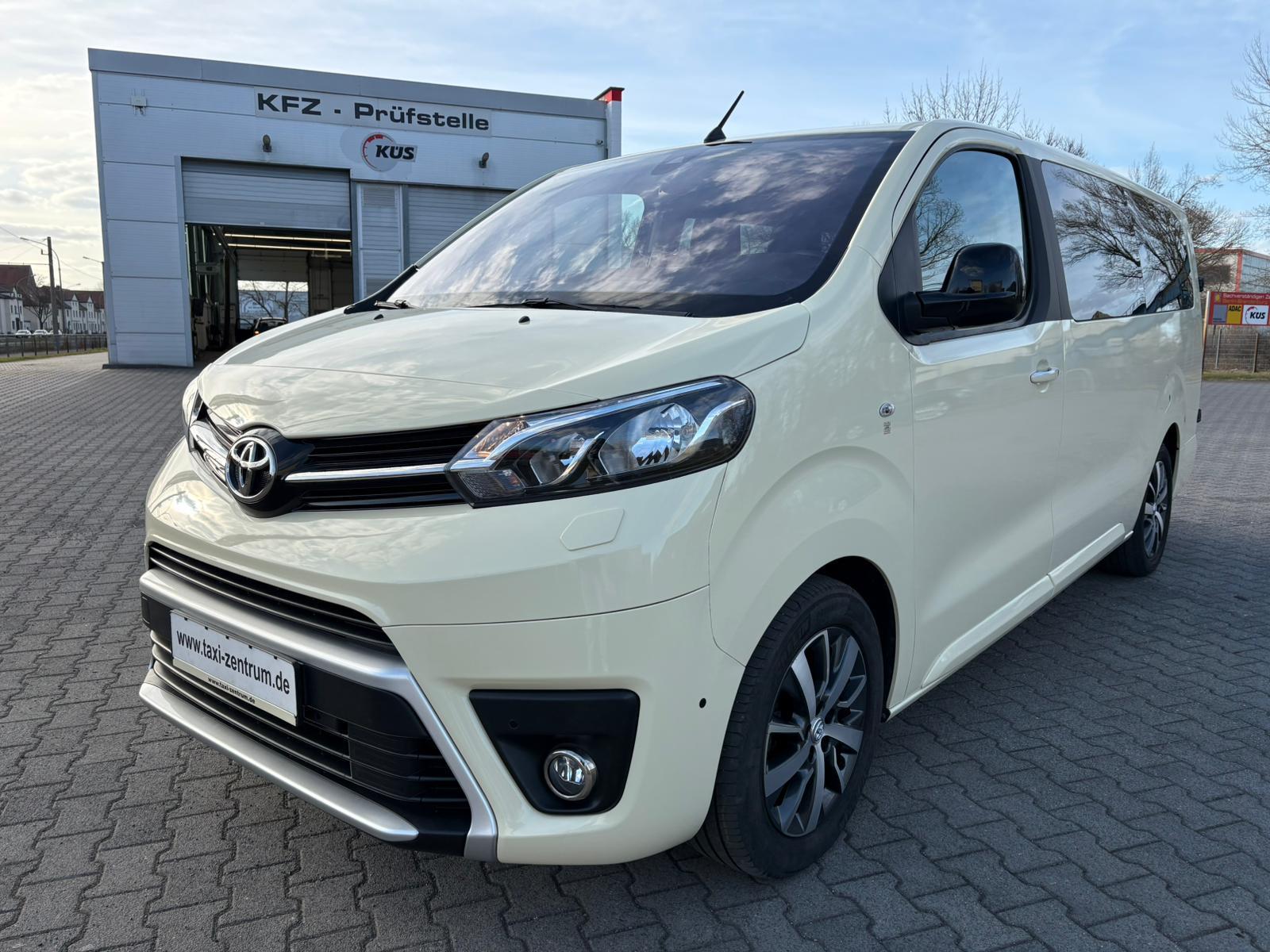 Toyota Proace Verso L2 Comfort Taxi Mietwagen 9 Sitzer