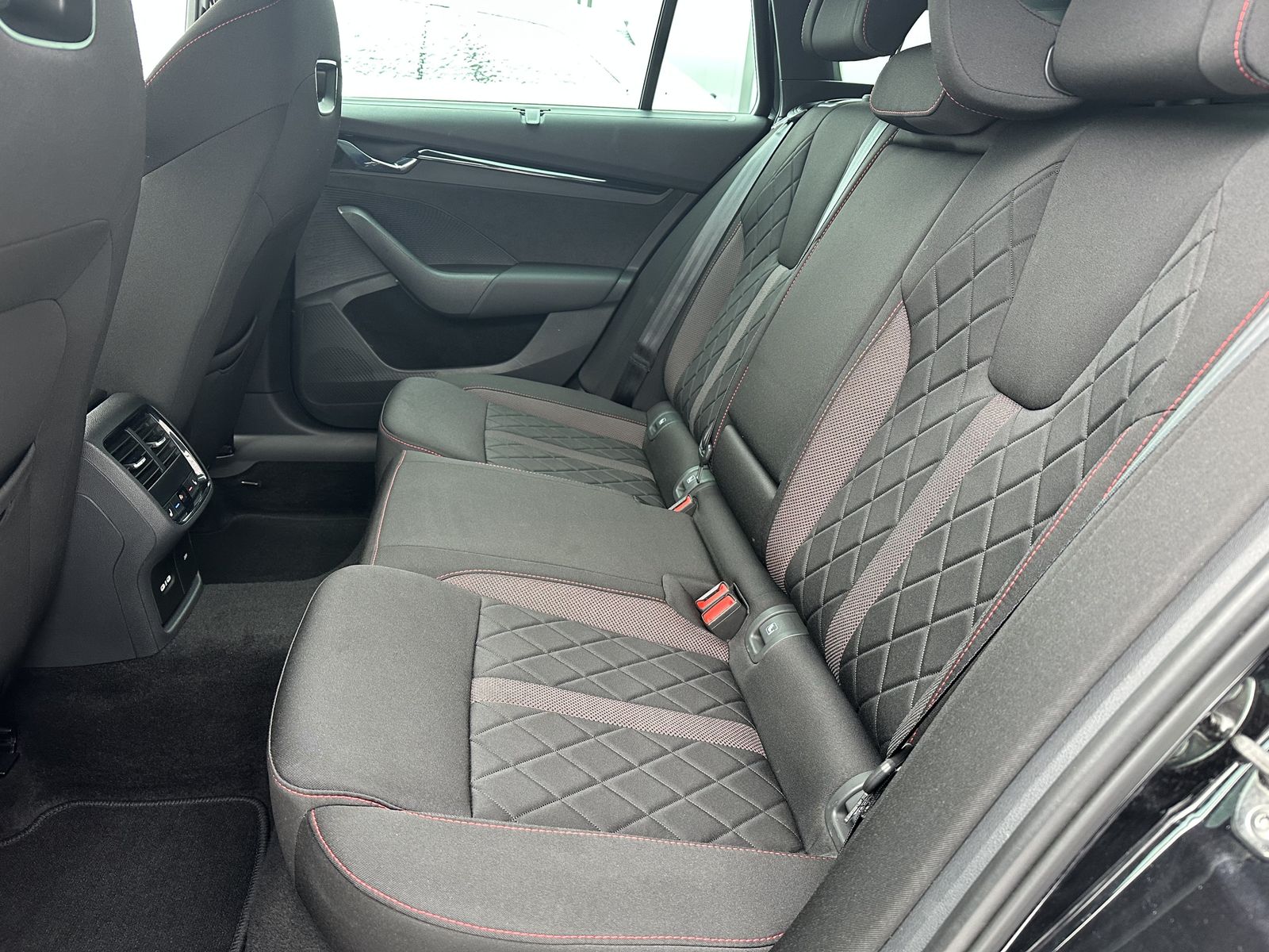 Fahrzeugabbildung SKODA Octavia Combi 2.0 TDI DSG RS NAV+LED+KAMERA+19ZO