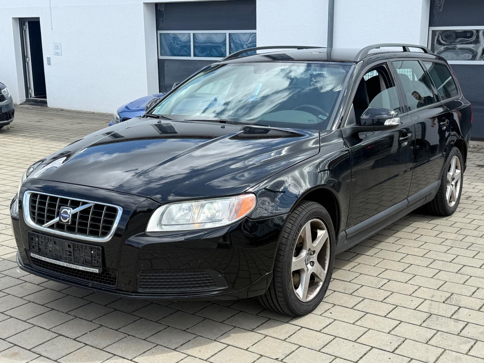 Volvo V70 2010 — rear view