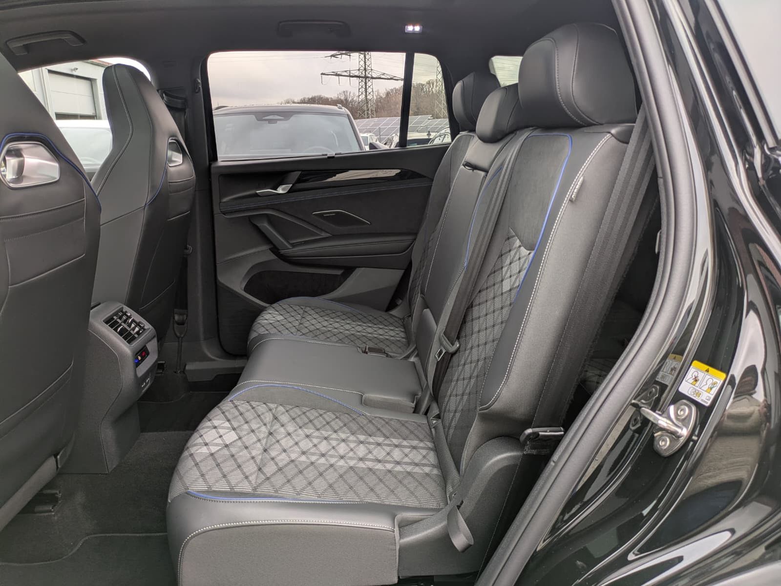 Fahrzeugabbildung Volkswagen Tayron 2.0 TDI 4M R-Line 7Si*MATRIX*AHK*PANO*HUD