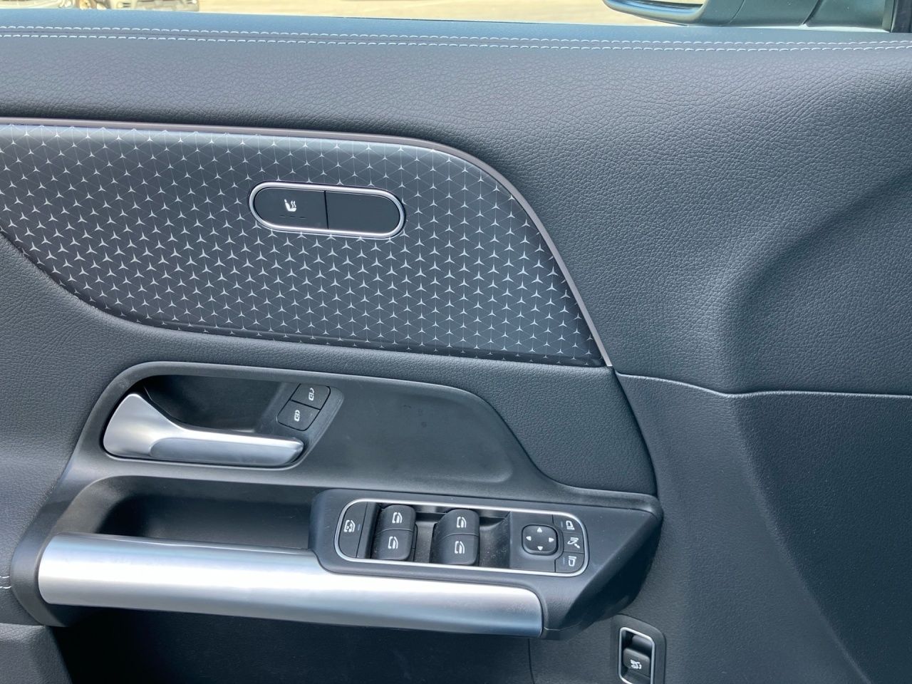 Fahrzeugabbildung Mercedes-Benz EQA 250 BONUS+AHK+KAMERA+LENKRADHEIZ+AMBIENTE+