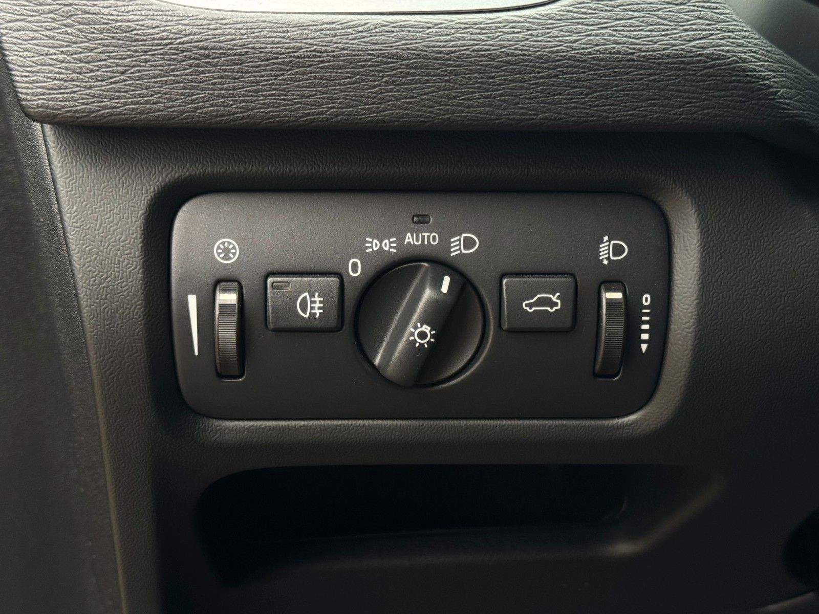 Fahrzeugabbildung Volvo V40 1.5 112kw/152ps Autom. Kam Temp Navi Sensus