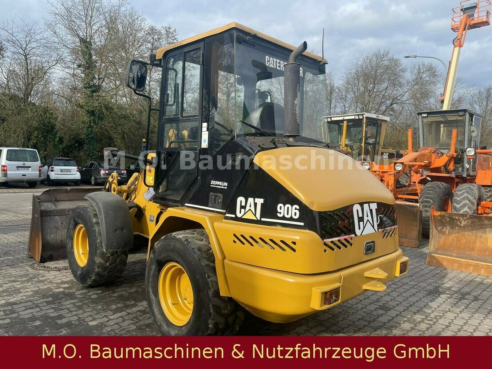Fahrzeugabbildung CAT 906  / Schaufel /Palettengabel /  SW /