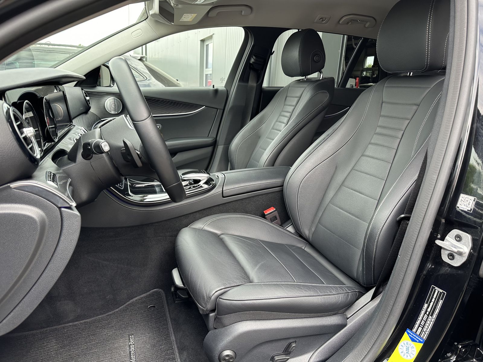 Fahrzeugabbildung Mercedes-Benz E 300de T AMG-Line NAV+LED+AHK+KAMERA+HEAD-UP+PP