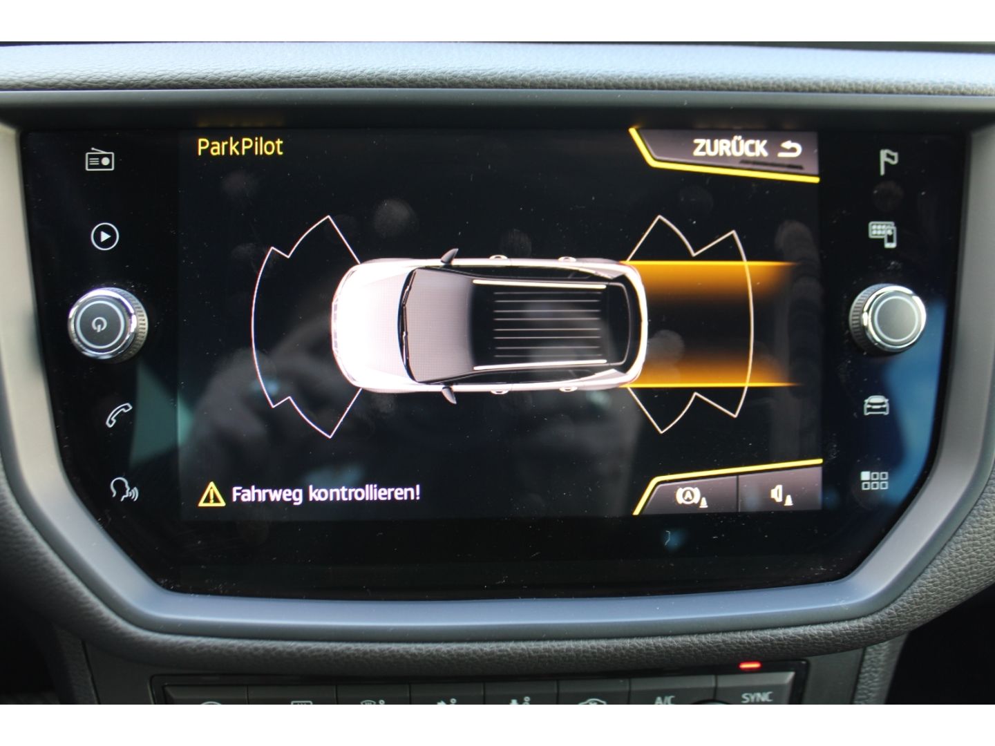 Fahrzeugabbildung SEAT Arona 1.0 TSI FR LED Navi TWA PDC DAB SHZ Tempom