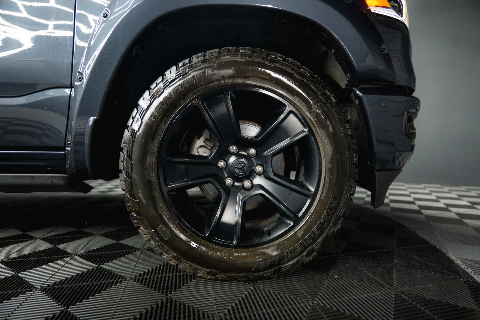 Fahrzeugabbildung Dodge RAM 5.7 V8 HEMI 4x4 OFFROAD Night Limited 19%