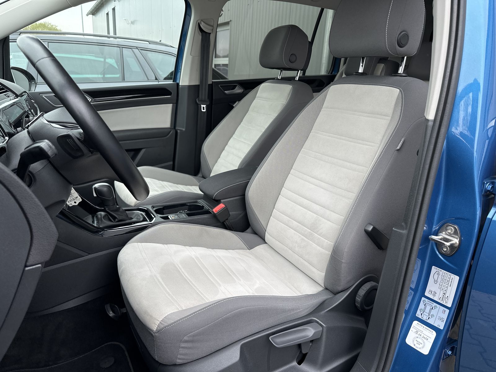Fahrzeugabbildung Volkswagen Touran 2.0 TDI DSG Highline NAV+LED+ACC+17ZO+1HD
