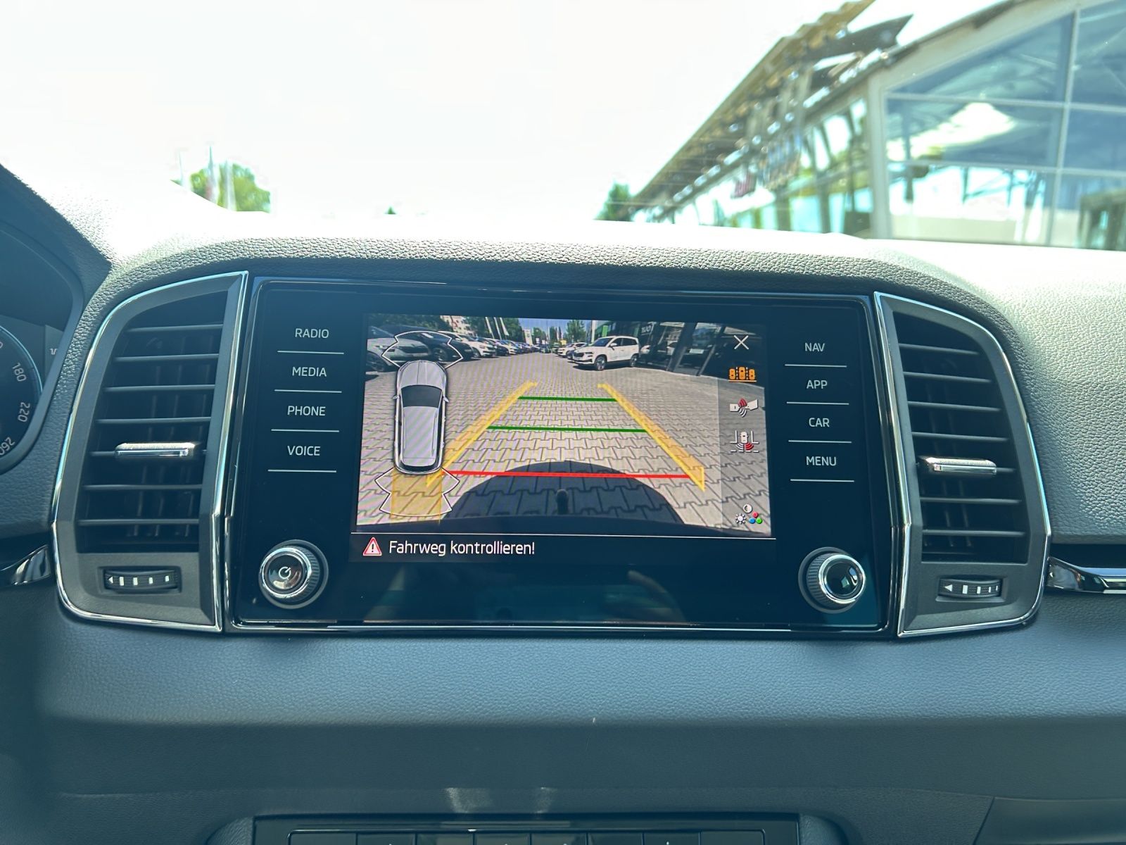 Fahrzeugabbildung SKODA Karoq 2.0 TDI Tour MATRIX AHK