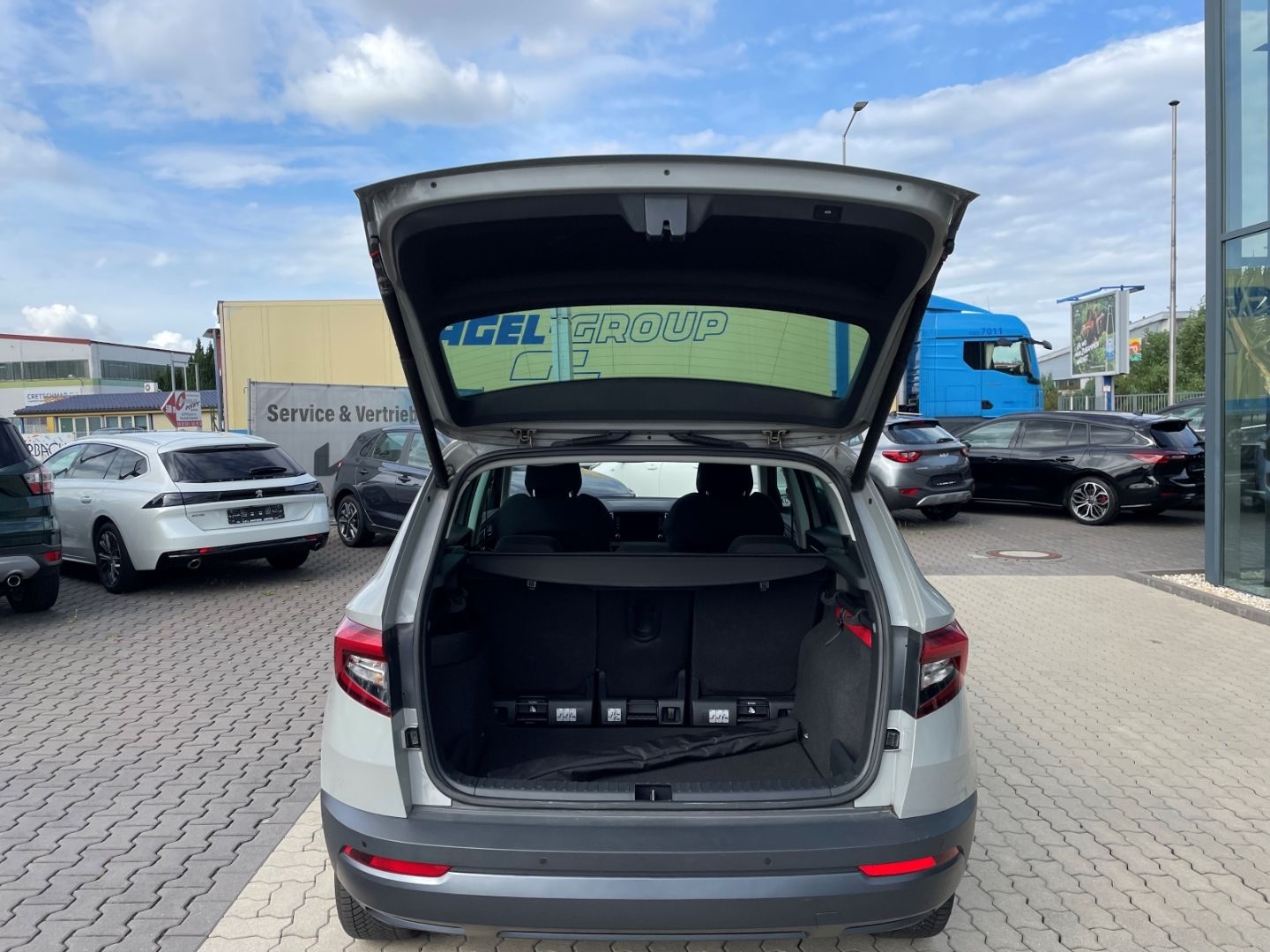 Fahrzeugabbildung SKODA Karoq Style LED Navi totWinkAss induktivLaden