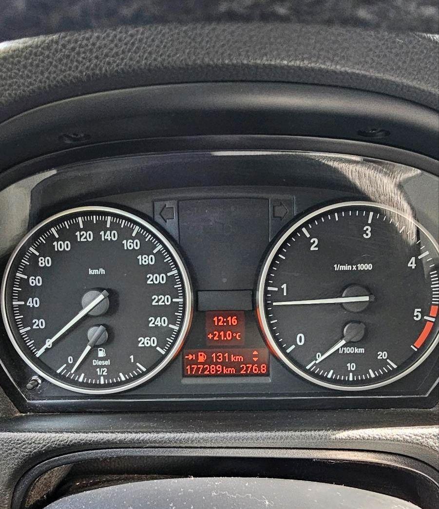 BMW 318 2009 — photo 15
