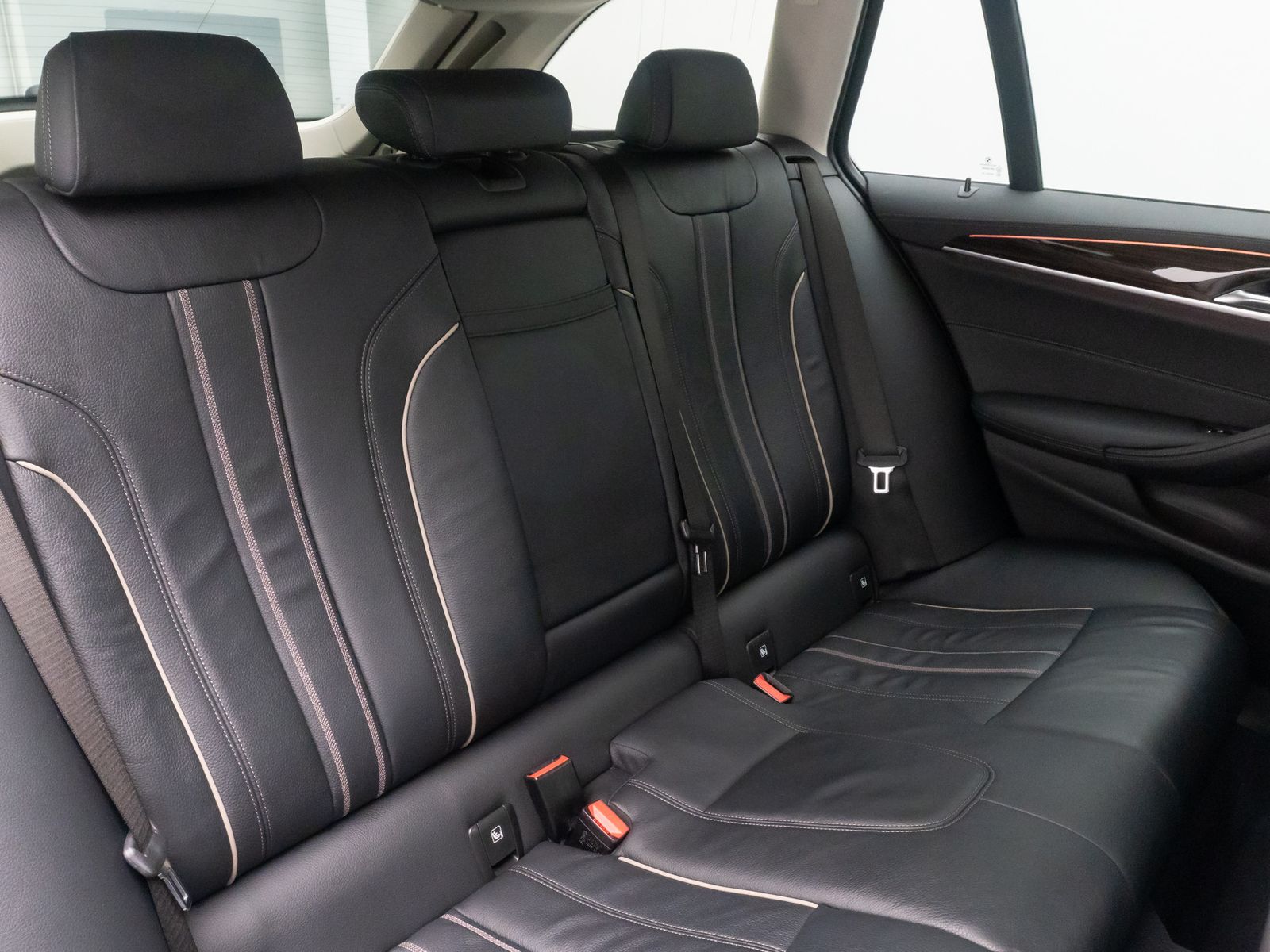 Fahrzeugabbildung BMW 520d Luxury Line DAB Kamera HUD Laser SoftClose