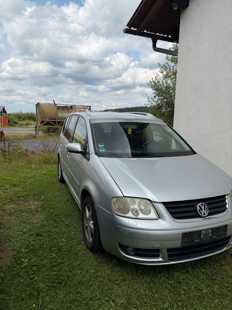 Volkswagen Touran 2004 — rear view