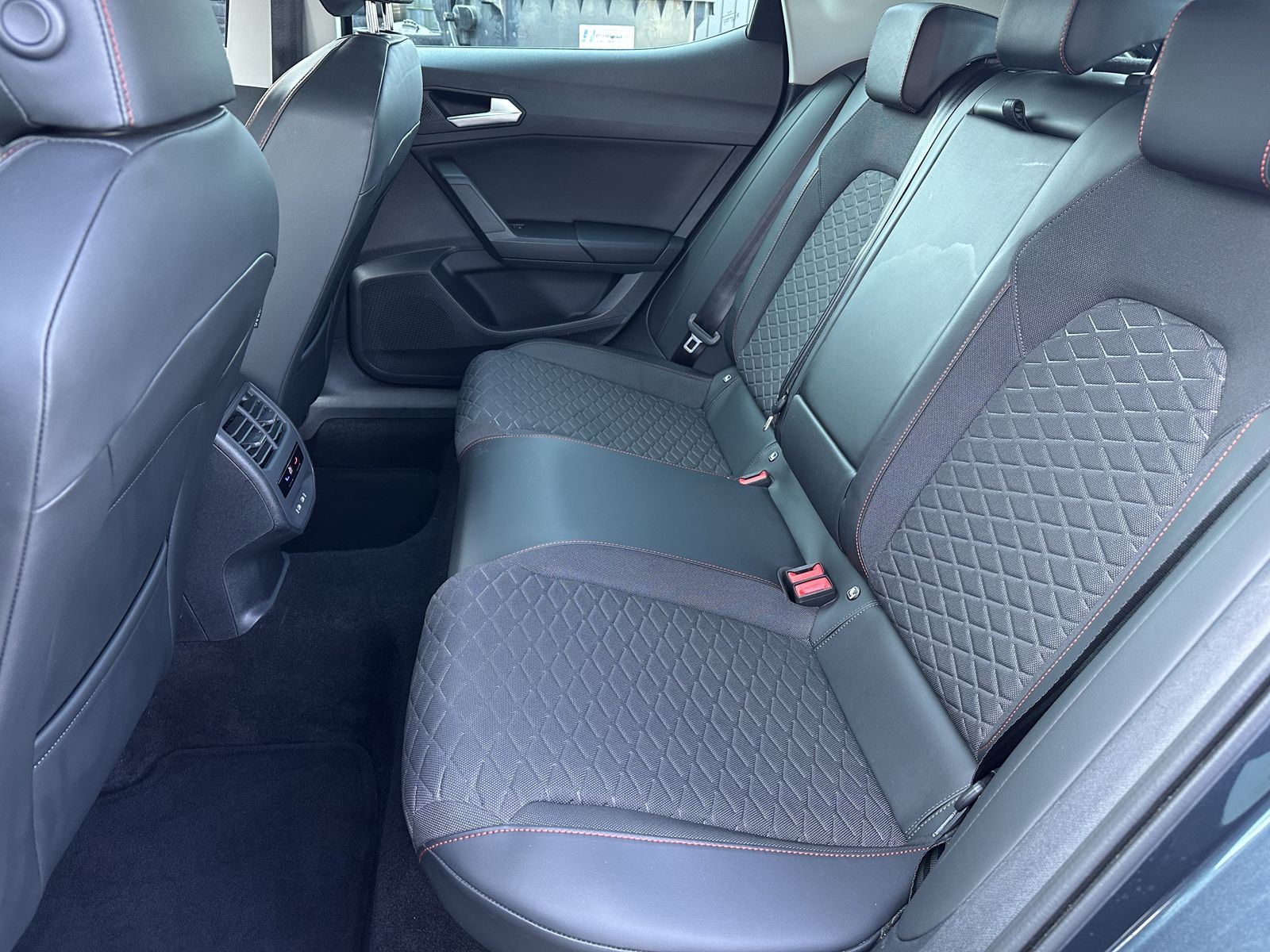 Fahrzeugabbildung SEAT Leon 2.0 TDI DSG FR NAV+LED+ACC+CARPLAY+17ZO+1HD