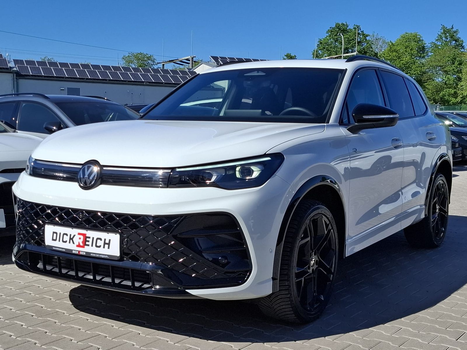 Fahrzeugabbildung Volkswagen Tiguan 2.0 TDI 4M R-Line BLACK*PAN*HK*AHK*MATRIX