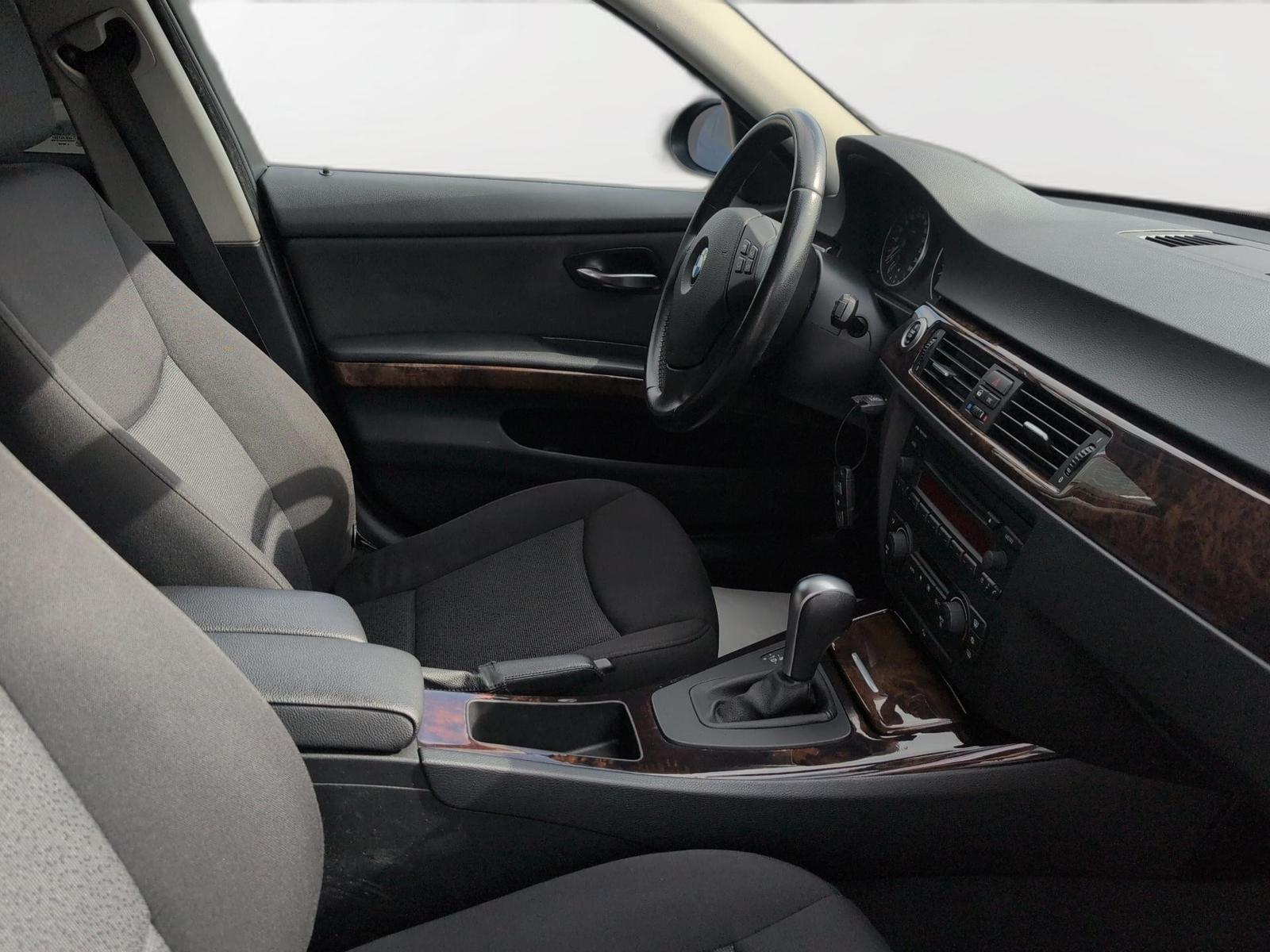 BMW 330xi Touring 258 ch 6 cylindres xDrive • Boîte auto • Toit pano • Xénon • Attelage