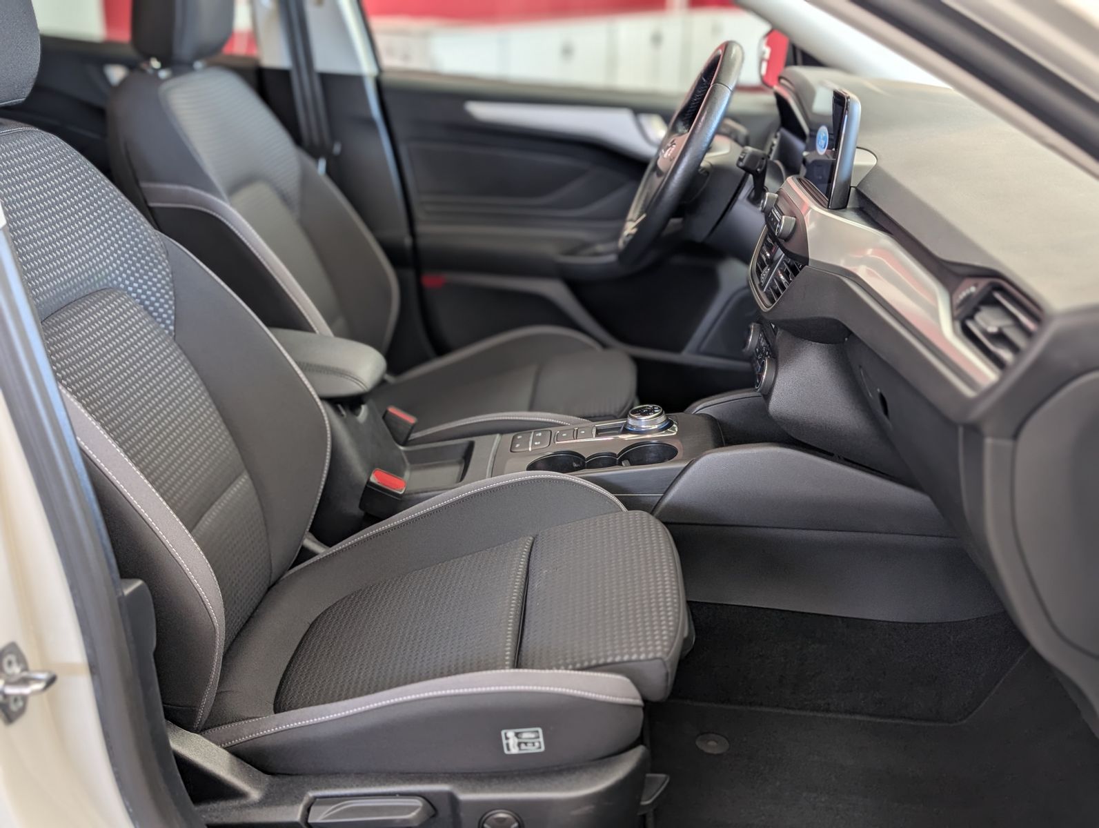 Fahrzeugabbildung Ford Focus Cool & Connect TEMP KAM LED SHZ CARPLAY