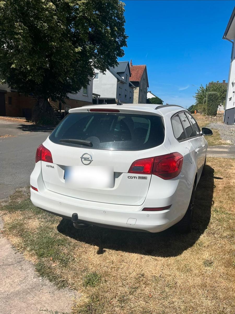 Opel Astra 2012 — rear view