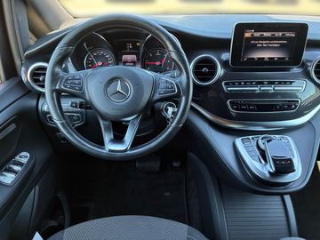 Mercedes V 220 - 9