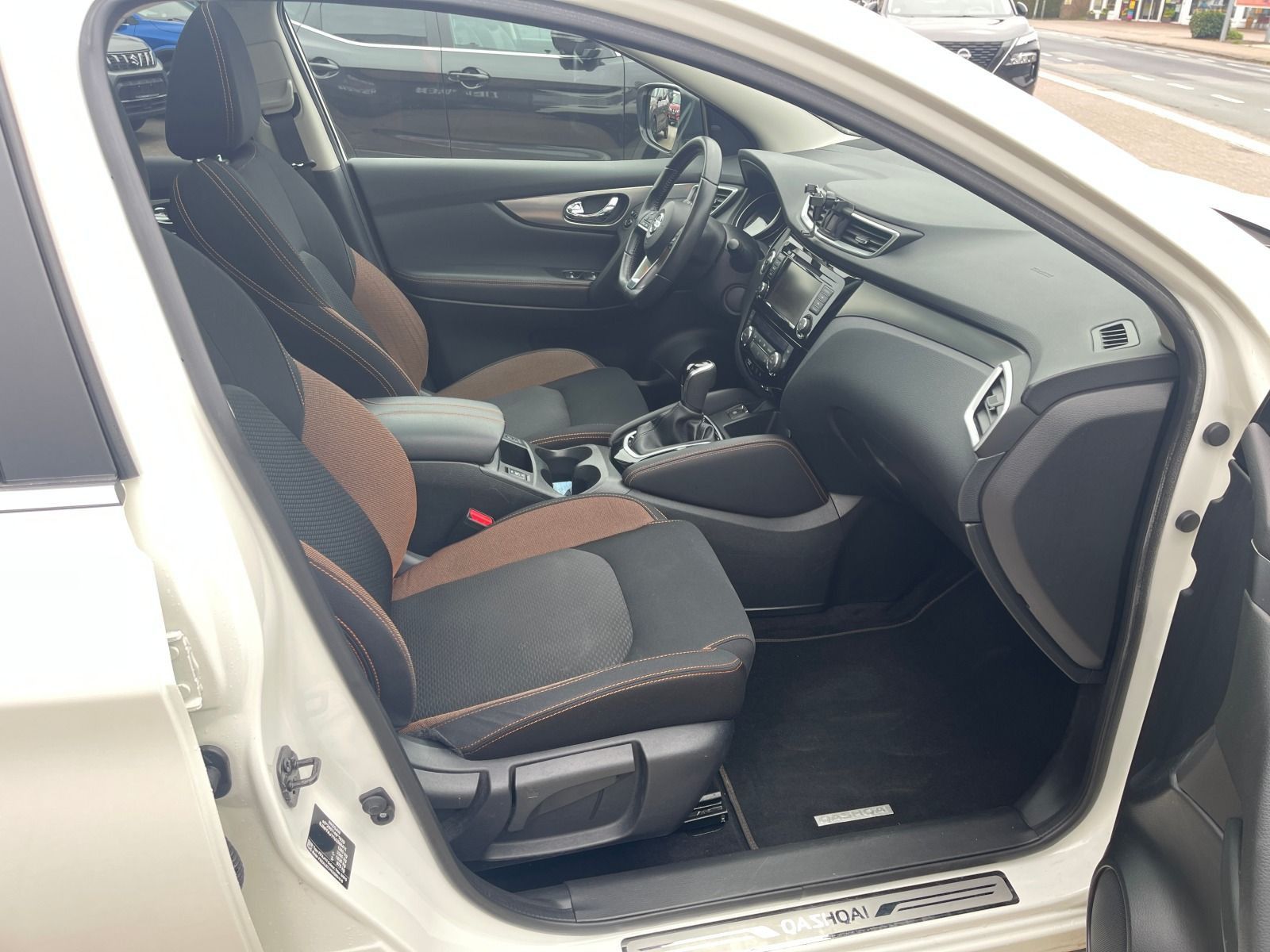 Fahrzeugabbildung Nissan Qashqai 1.3 DiG-T N-Motion AHK/360° Kamera/LED
