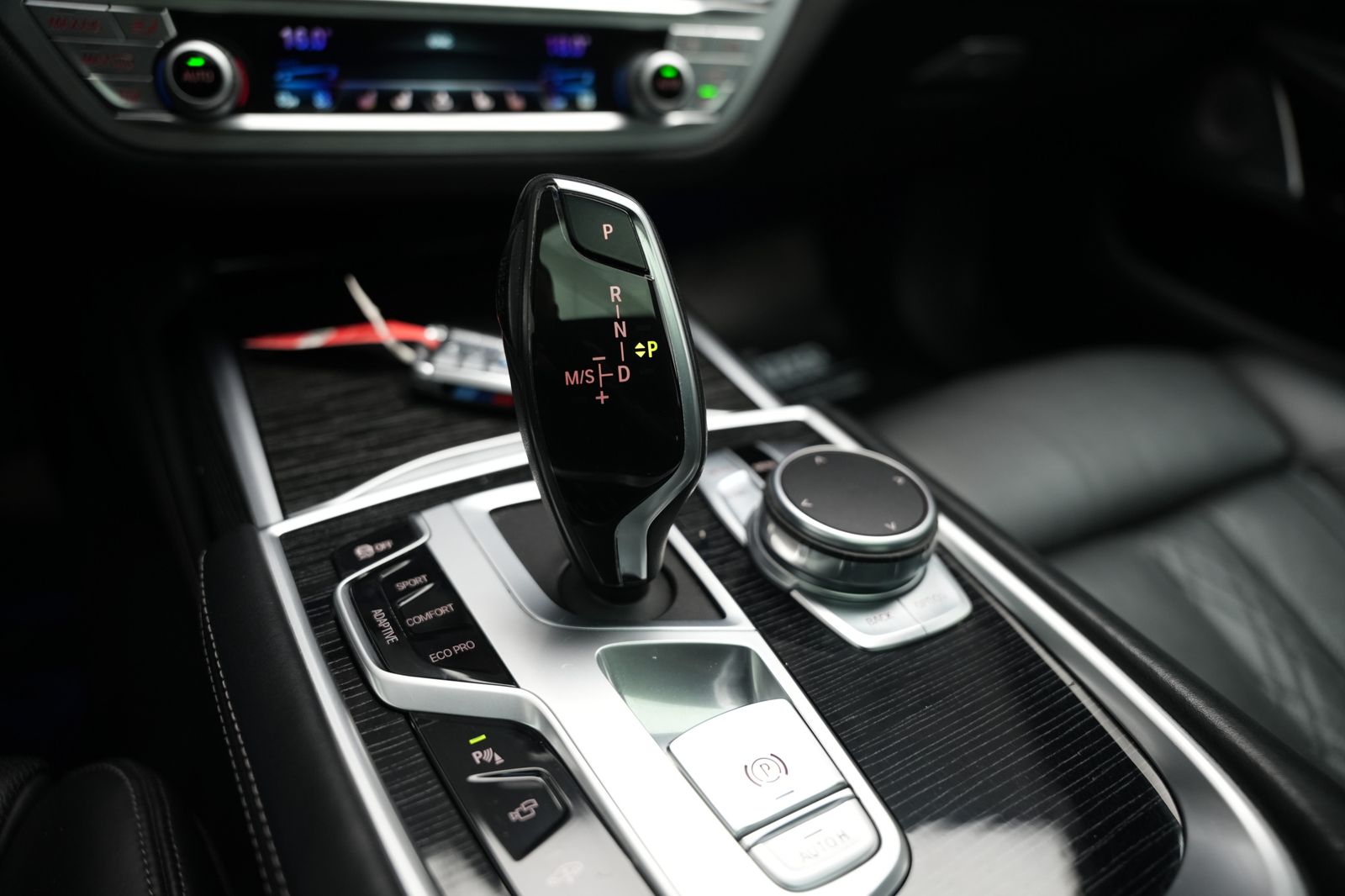 Fahrzeugabbildung BMW 750 750 xDrive*M-Paket*S-Dach*Bowers&Wilkins*HUD