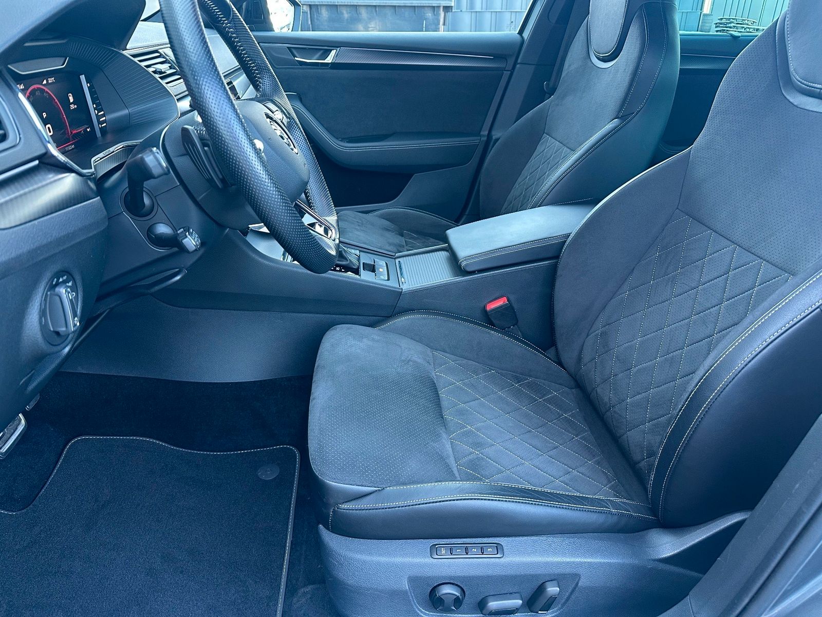 Fahrzeugabbildung SKODA Superb Combi 2.0 TDI DSG Sportline NAV+LED+AHK