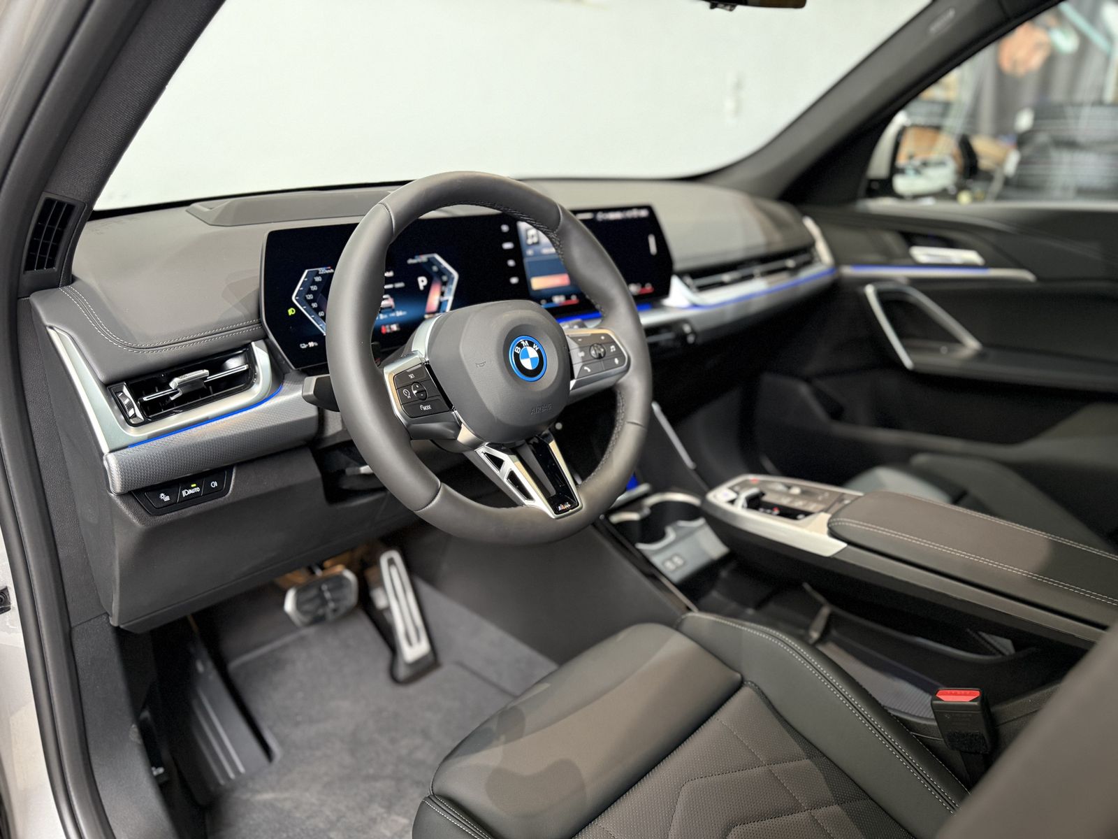 Fahrzeugabbildung BMW iX1 xDrive20 M Sportpaket | Komfortzugang | Pano