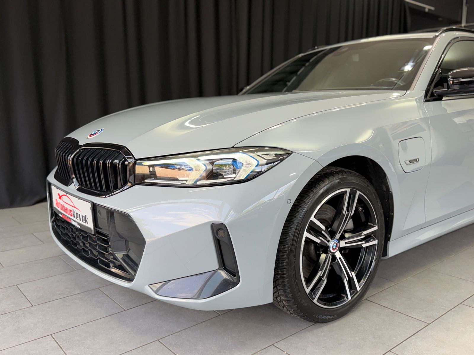 Fahrzeugabbildung BMW 330e Touring M Sport|HEAD-UP|NAVI|HIFI|WIDESCREE