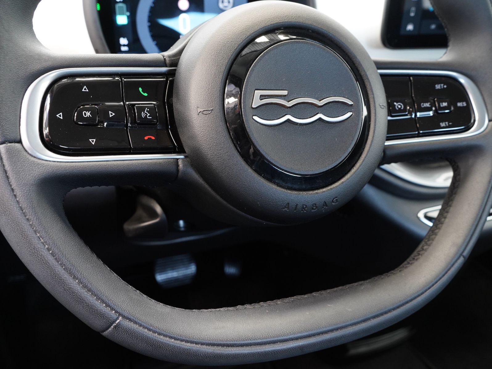 Fahrzeugabbildung Fiat 500e 87KW/42kWh/DC-LADEN/CARPLAY/DAB/SOH