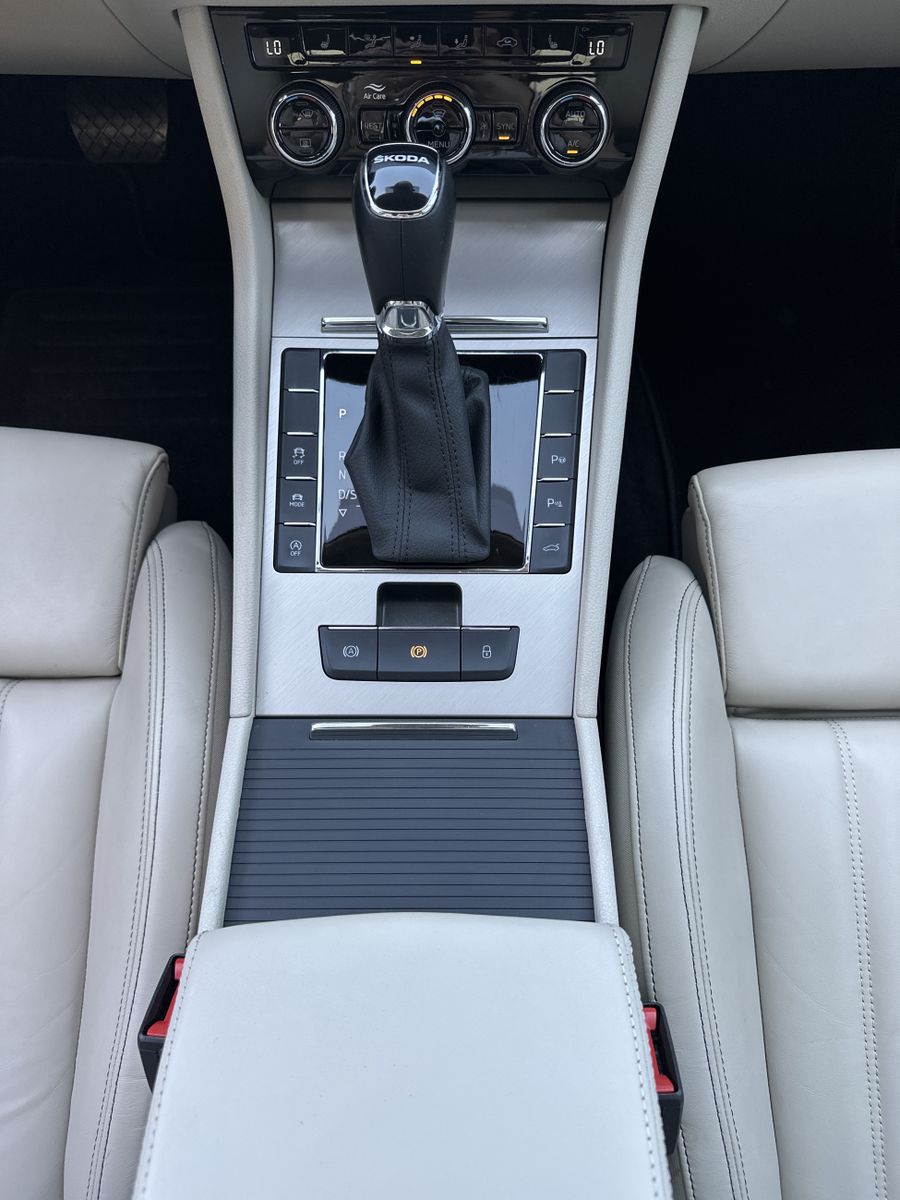 Fahrzeugabbildung SKODA Superb Combi L&K NAV+MATRIX+ACC+PANO+CANTON+DCC