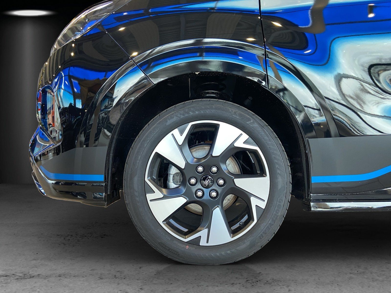 Fahrzeugabbildung Ford E-Tourneo Custom Sport Glasdach Schiebetür elek.
