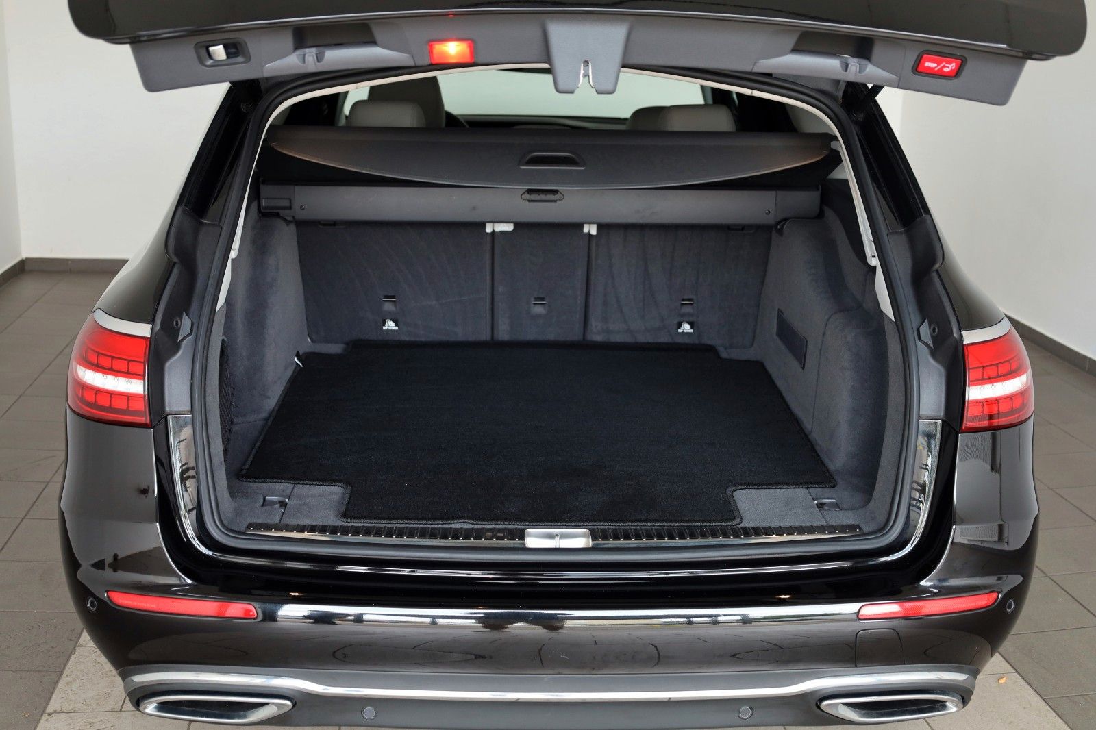 Fahrzeugabbildung Mercedes-Benz E 220d 4M T Leder,Navi,LED,SH+Standhzg.,360°Kam.