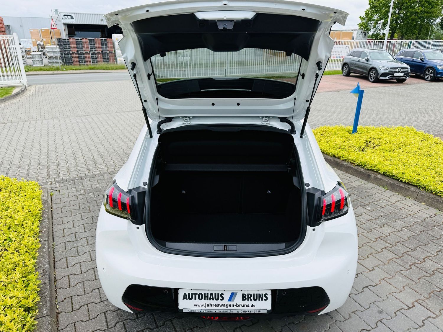 Fahrzeugabbildung Peugeot 208 1,2 PURETECH 100 ALLURE, RFK, LED, MirrorLin