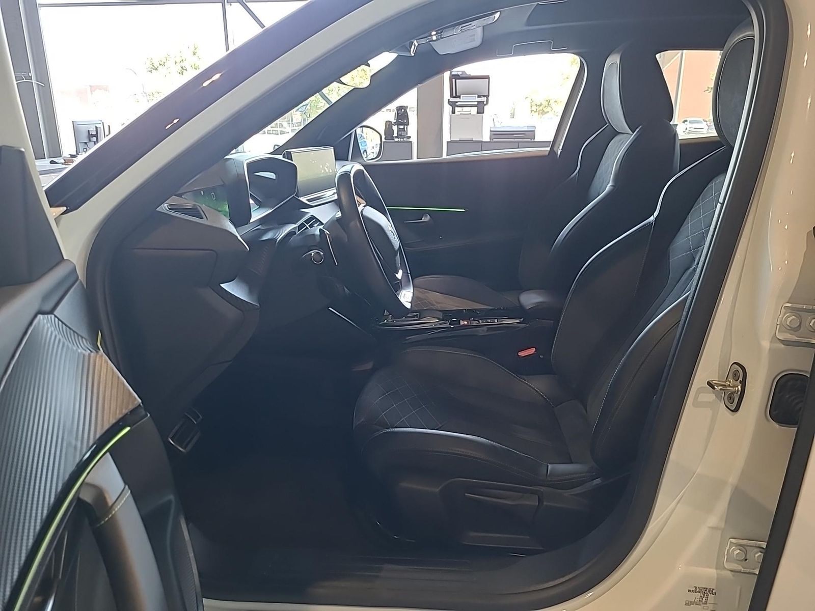 Fahrzeugabbildung Peugeot 2008 GT +180KAMERA+SHZ+NAVI+PANO+LANEASSIST+