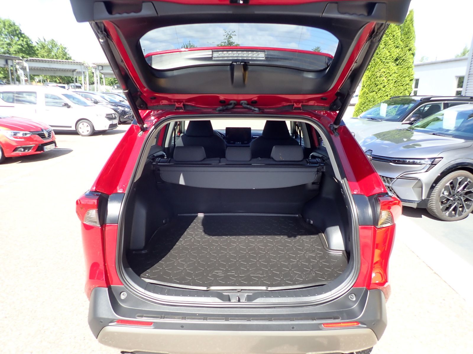 Fahrzeugabbildung Toyota RAV 4 2.5 Hybrid 4x2 Team Deutschland AHK