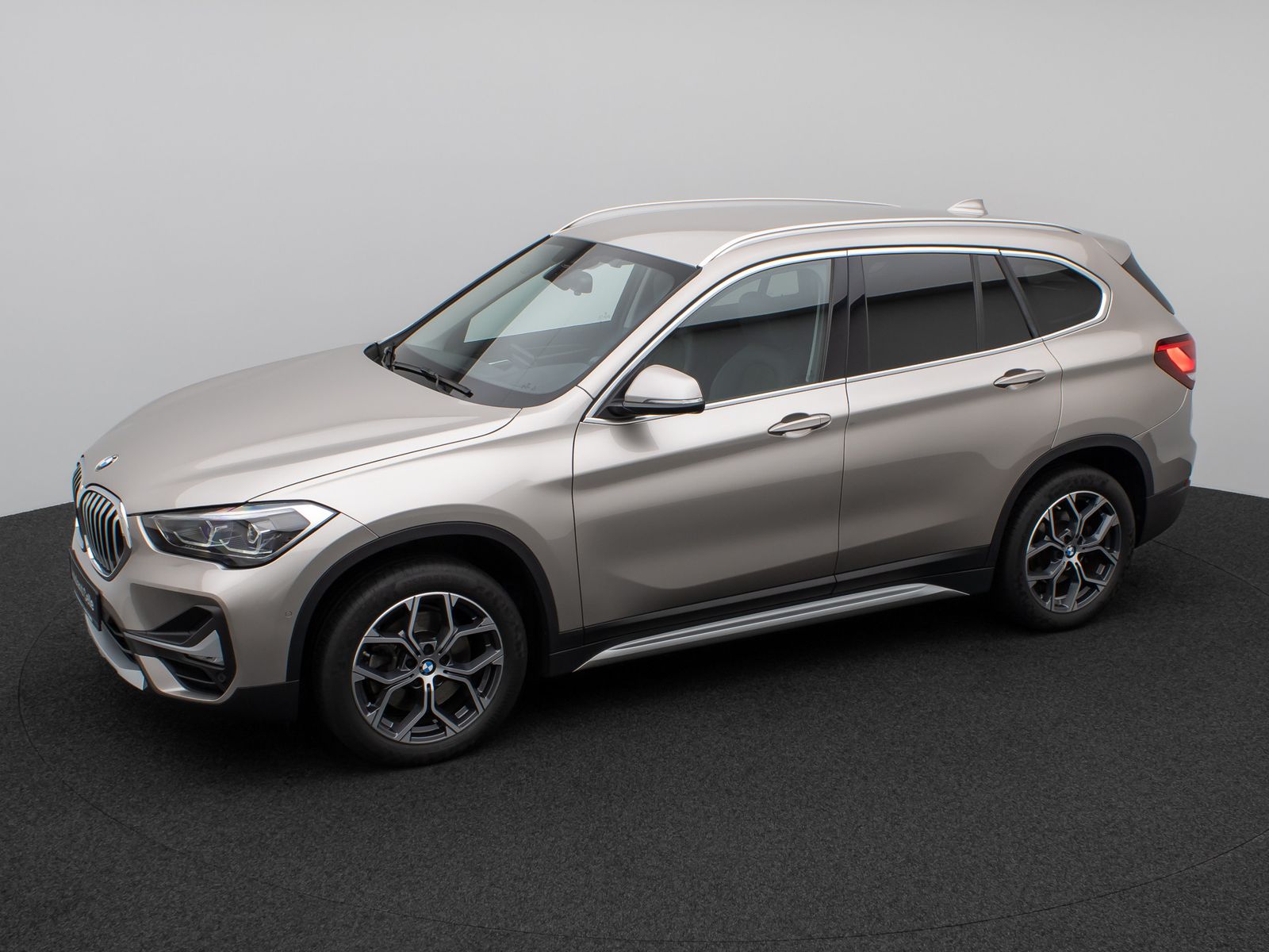 Fahrzeugabbildung BMW X1 sD20i xLine Kamera HUD DAB HiFi AHK Sport 18"