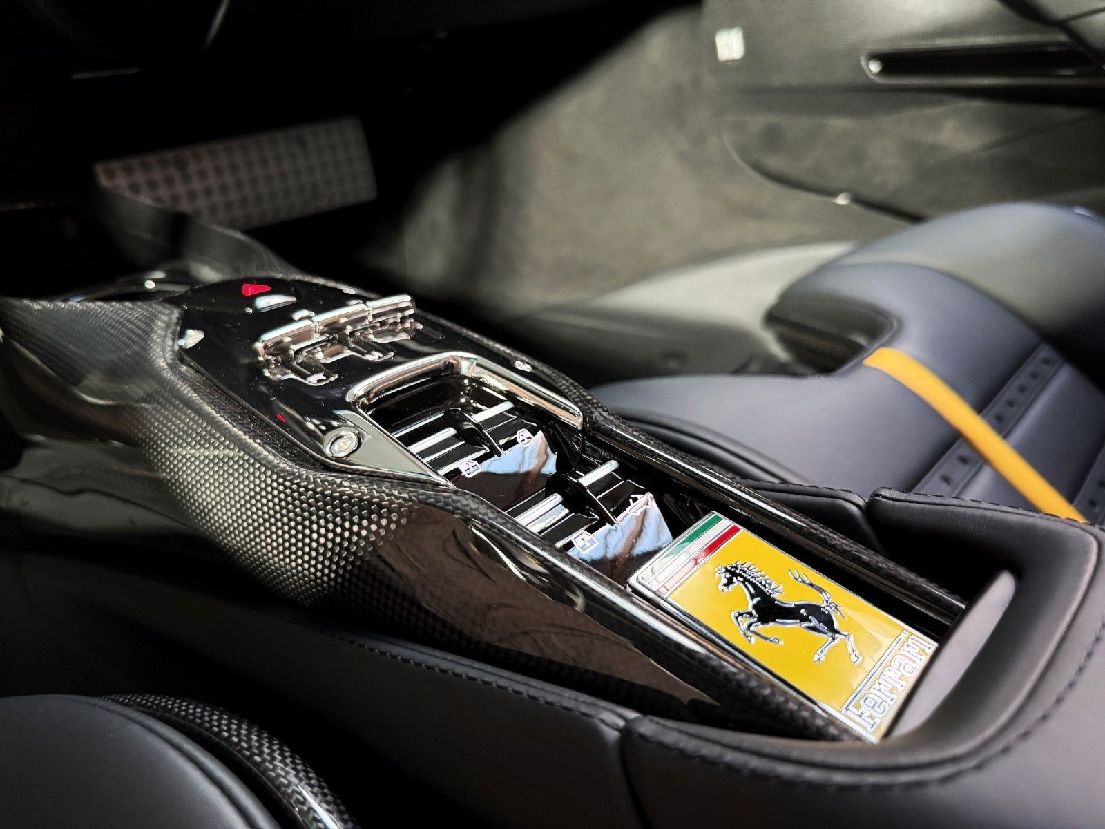 Fahrzeugabbildung Ferrari SF90 + Grigio Ferro + 2.257 km + Lift + Daytona